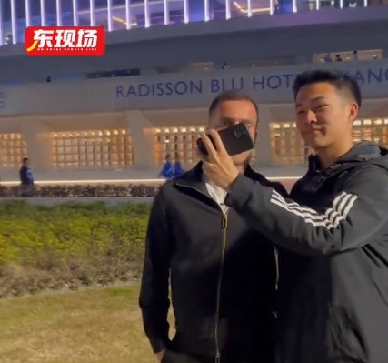 塞爾吉尼奧現(xiàn)身上海八萬人體育場，并與球迷親切打招呼合影