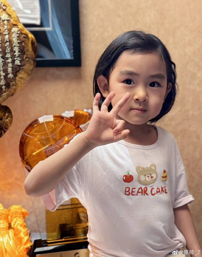 三分大賽三冠王！原帥曬三冠獎(jiǎng)杯：完成了女兒給安排的任務(wù)！