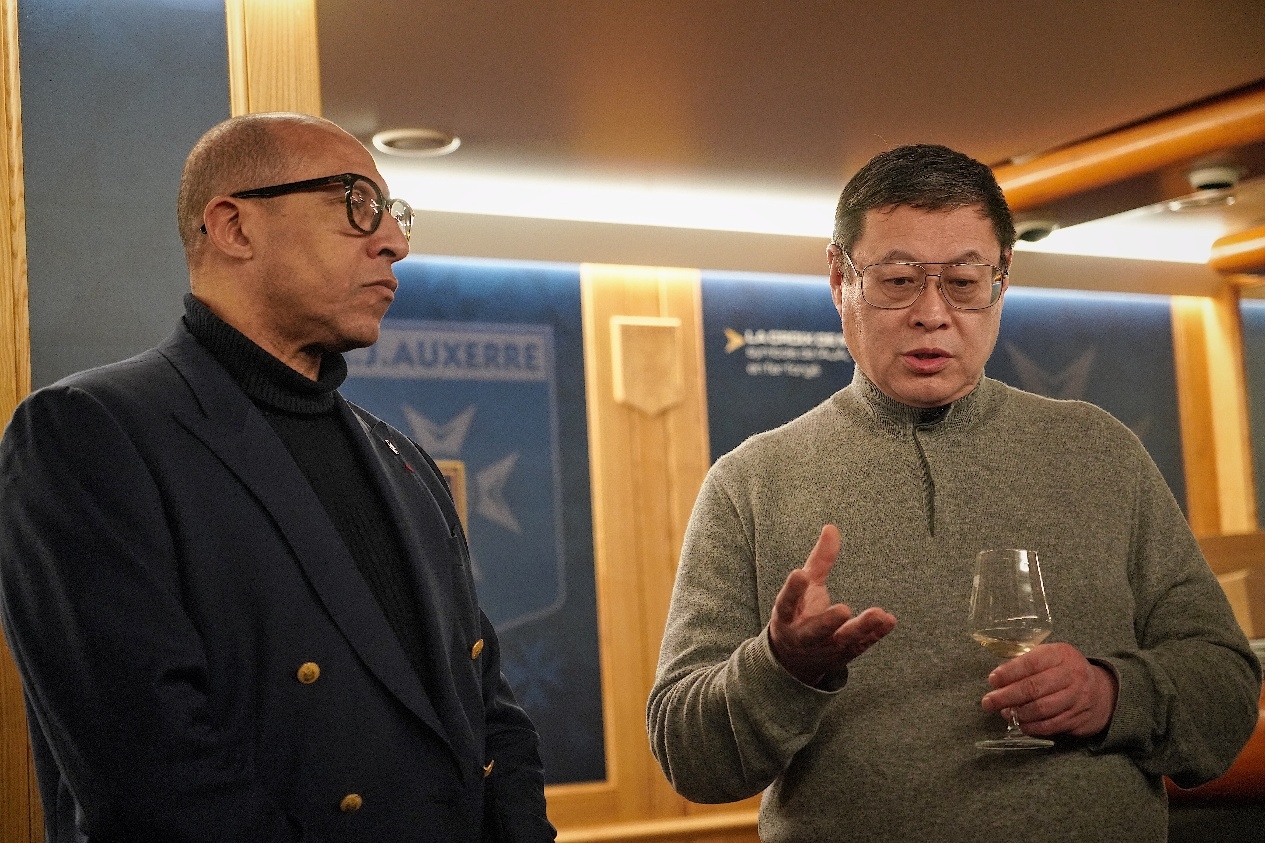 法國足協(xié)主席迪亞洛做客歐塞爾，并與董事會(huì)主席周云杰會(huì)晤