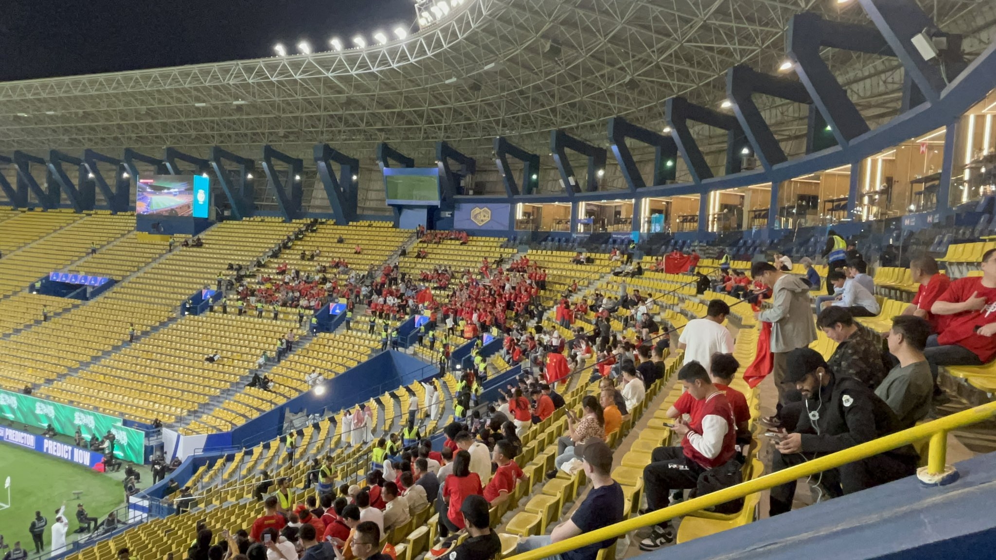 球票已售罄！中國球迷已經(jīng)入場，坐在球場上層沙特球迷區(qū)上方