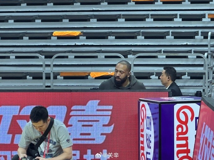 今晚不打？廣東主場迎戰(zhàn)廣廈 吉倫沃特一身便裝現(xiàn)身球館