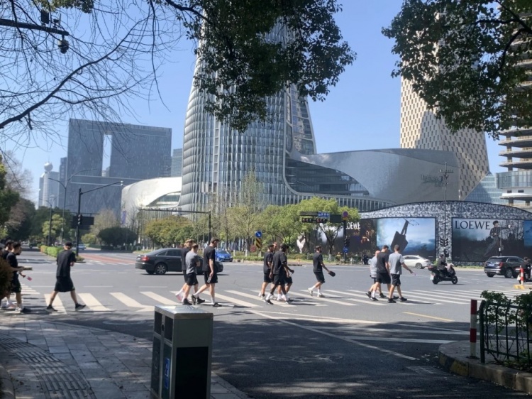 心態(tài)放松，有網(wǎng)友拍到澳大利亞隊早上在萬象城citywalk