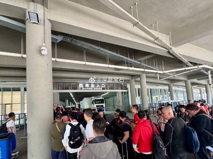 盛況空前！記者曬照：距離中澳之戰(zhàn)還有三小時(shí)，現(xiàn)場(chǎng)記者已超百名