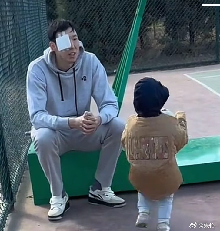 顧家好男人！記者曬出周琦手術(shù)后回歸家庭帶娃照片