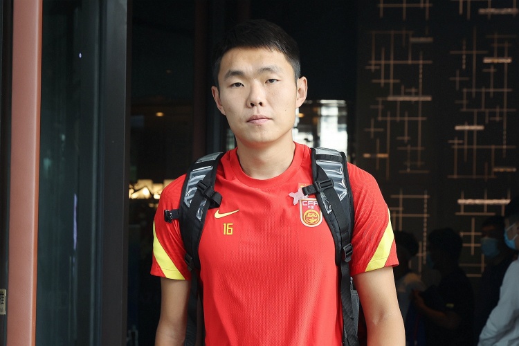 媒體人：國足征召5名邊后衛(wèi)真的有必要嗎？中場堆積眾多8號位
