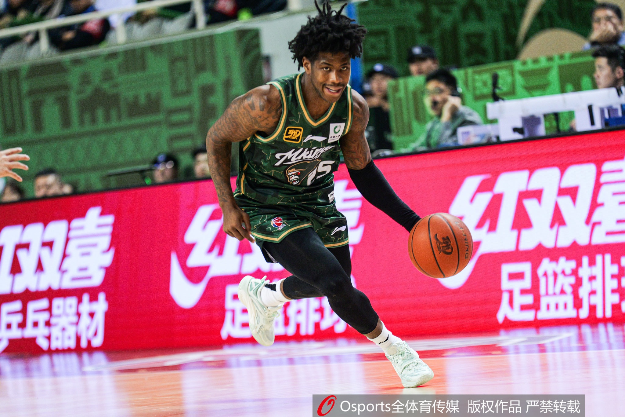這外援猛得很！肯德里克-戴維斯16投12中&罰球18中15砍43分6板9助